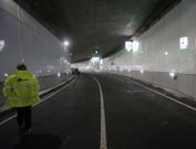 Un operario, ayer, en el t�nel subterr�neo del Parrote, listo ya para unirse con el de la Marina. 