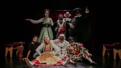 La compa��a Vicus Teatro al completo, equipo t�cnico y art�stico, tras una representaci�n de Cuento de Navidad en el auditorio de Aproinppa. 