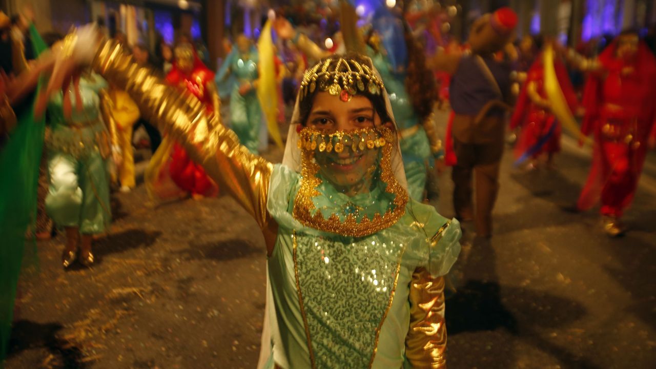 Desfile de carnaval multitudinario y con buen tiempo en Monforte