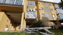 El viento arrancó de cuajo la galería de un segundo piso de uno de los inmuebles de la urbanización cervense