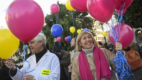 Cientos de m�dicos se han manifestado este mi�rcoles por el centro de Oviedo en la primera de las dos jornadas de huelgas convocadas en Asturias por el Sindicato M�dico Profesional de Asturias (Simpa)