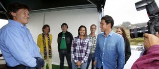 El secretario Xeral de Deportes charl con los participantes. 