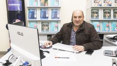 Pablo Navaza, en la oficina de Viajes Navaza que tiene en la r�a Per� de Carballo