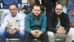Aficionados comiendo un bocata en el Racing-Eldense