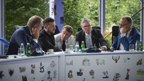 Zelenski, durante su reunión en Tirana con Tusk, Macron, Starmer y Merz.