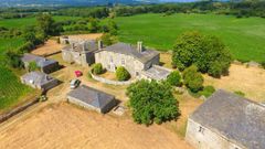 Un gallego compr el Pazo de Recimil. Entre las propiedades que se vendieron destaca este conjunto histrico que se encuentra en Vilar de Poutomillos con una finca de 70 hectreas y un edificio principal de 1.514 metros cuadrados. Hace aos se puso a la venta por 1,6 millones y en el 2020 se pedan 830.000 euros. Lo compr un gallego con la idea de crear un complejo hotelero para peregrinos.