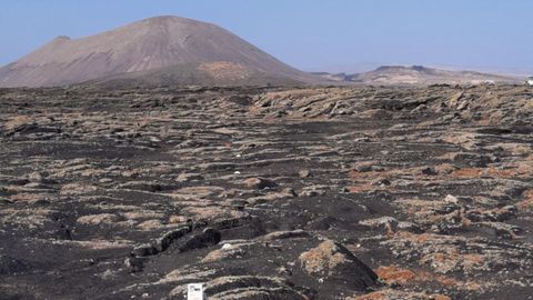 Toma de medidas en los exteriores de la Cueva de Los Naturalistas