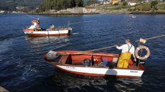 Barcos del marisqueo a flote al inicio de la pasada campaa navidea tras once meses sin ir a trabajar a los bancos en la ra de Pontevedra