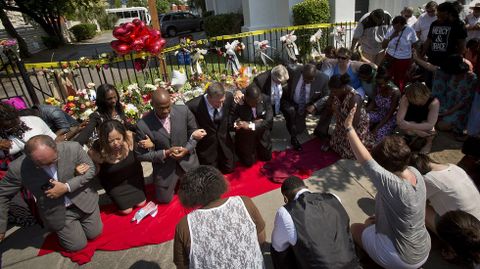 Los devotos llegaron a Charlestoin desde varias partes de los Estados Unidos para mostrar sus respetos a los nueve hombres negros asesinados.