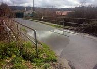 El puente embalsa agua que cae al vial que discurre por debajo.