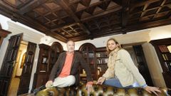 Antonio Sacrist�n y Moreno y su esposa Luc�a Ilduara Espiunosa-Borrego en la biblioteca del pazo