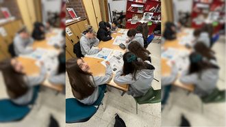 Alumnos de 2.� de ESO del Eduardo Pondal revisando documentaci�n y otros reportajes para preparar su trabajo de Periodismo en la escuela