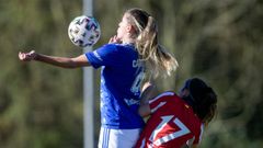 Carlota Real Oviedo Femenino Atletico Madrid Tensi.Carlota, del Real Oviedo Femenino, trata de controlar un bal�n ante el Atl�tico de Madrid