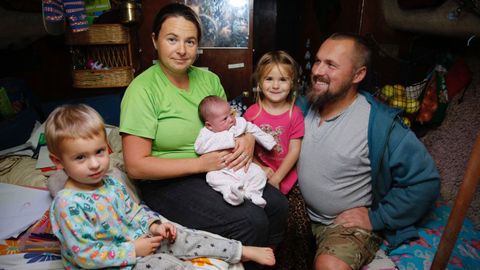 La familia posa en el interior de su barco feliz por la llegada de la peque�a Margarita