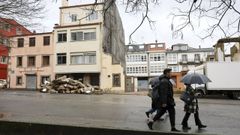 Los vecinos ans�an regresar a sus viviendas, junto al edificio�que se vino abajo