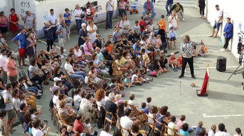 La compañía de títeres Alakrán se acercó al barrio de Caranza para representar el espectáculo Pekeno Kabaret de Tolos