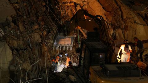 Labores de rescate en un edificio derribado en Caracas
