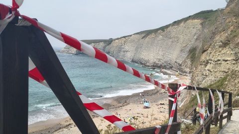 Acceso a playa de Pe�arrubia, en Gij�n
