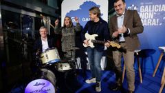 Alfonso Rueda a la batera y el conselleiro de cultura Romn Rodrguez con una guitarra al inicio de un acto electoral sobrecultura en Pontevedra cantan O Galo con Pili Pampm