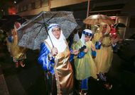 El desfile se realiz� a pesar de la lluvia, pero bajo un paraguas. 