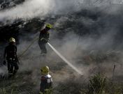 Bomberos extinguiendo el pasado d�a 2 el incendio desatado en Bens. 