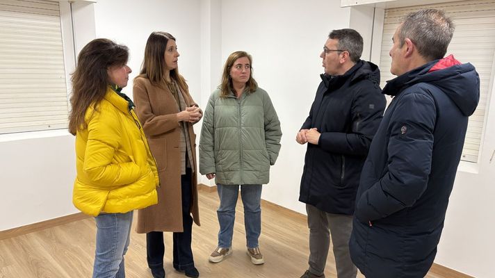 La conselleira (con abrigo marr&oacute;n) acompa&ntilde;ada por el alcalde de Ribadeo, por dos concejalas y por el director del CFEA, en su visita al centro ribadense