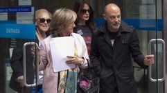 La esposa del Villa, Mar�a Jes�s Iglesias (detr�s i), y sus dos hijos, �ngela y Rolando Fern�ndez , este �ltimo gerente durante un periodo de la residencia geri�trica construida por el Montep�o con 31 millones de fondos mineros aportados por el Estado, han pasado por el juzgado