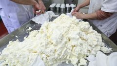 Imagen de archivo de la elaboraci�n de queso de O Cebreiro