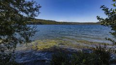 El lago de As Encrobas tiene 2,2 kil�metros de largo, casi uno de ancho y un total de unos seis kil�metros de per�metro.