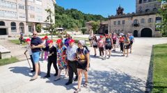 Un grupo de personas mayores realizan un tramo del Camino de Santiago, en Redondela.