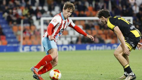 Jorge Gonz�lez M�ndez, extremo diestro lucense del CD Lugo, contra el Barakaldo CF en el estadio �ngel Carro de Lugo en la Primera Federaci�n 2025-2026.