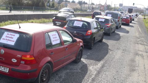 Imagen de la caravana reivindicativa que reclamaba la reparaci�n integral de la FE-13.