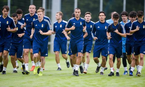 convocatoria entrenamiento requexon.Los jugadores del Real Oviedo entrenando en El Requexn