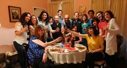 La actriz, sentada, en el medio, rodeada por el p�blico de una de las funciones de la obra Croquetas.