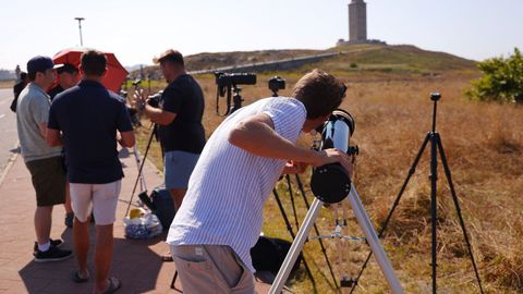 Personas esperando el eclipse desde el paseo mar�timo de A Coru�a
