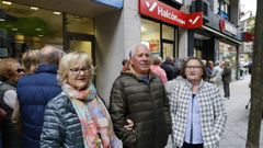 Conchi, Ramn y Fina, tres ourensanos haciendo cola para conseguir una plaza a Mallorca