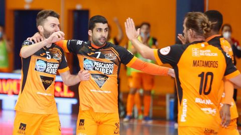 Iago Míguez, Javi Rodríguez y Renato celebran un gol con Matamoros