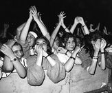 Fans adolescentes en un concierto de Hombres G en 1987.
