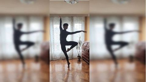 Samuel, durante un ensayo en el salón de su casa en Lugo