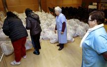 C�ritas Interparroquial de Berganti�os reparti� ayer 100 de los m�s de 550 paquetes que prev� entregar.