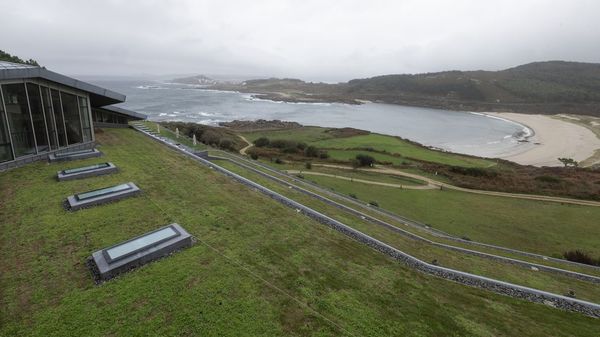 Las habitaciones, en terrazas cubiertas de hierba, ven la playa de Lourido, y Mux�a al fondo.