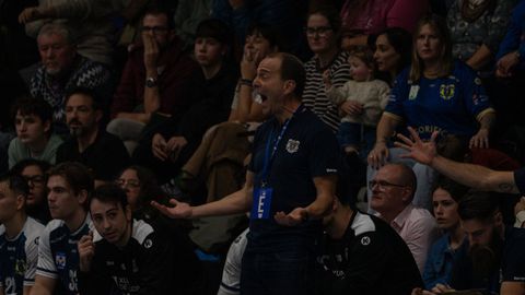 Quique Dom�nguez, dirigiendo al Cangas en un partido en O Gata�al.