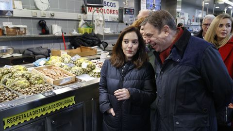 El ministro de Agricultura, Pesca y Alimentaci�n, Luis Planas, esta ma�ana en el mercado de la plaza de Lugo junto a la alcaldesa In�s Rey