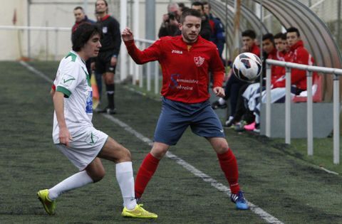 Cebolli, a la derecha, disputa un bal�n ante un futbolista del Laracha en O Sango�edo. 