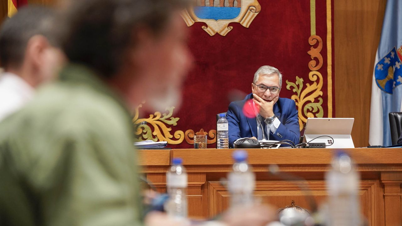La Diputación aprueba priorizar la conexión con los polígonos para implantar el bus metropolitano pese al rechazo de PSOE y DO