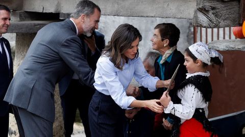 Los Reyes de Espaa reciben dos cestas con obsequios durante su visita a la pedana asturiana de Moal, galardonada este ao con el Premio Pueblo Ejemplar de Asturias 2018.