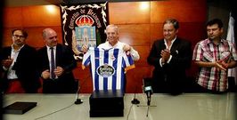 Tino Fern�ndez, el segundo por la derecha, entreg� una camiseta del D�por al alcalde de Betanzos, Ram�n Garc�a. 