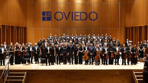 Los reyes Felipe VI y Letizia, acompaados por la princesa Leonor (i) y de la infanta Sofa (d) posan con los msicos durante el tradicional concierto de los Premios Princesa de Asturias 