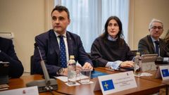 El consejero de Hacienda, Justicia y Asuntos Europeos, Guillermo Pel�ez, y la directora general de Asuntos Europeos, Raquel Garc�a, en el pleno de la Conferencia para Asuntos Relacionados con la Uni�n Europea (Carue).