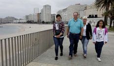 Merche y su familia en el paseo mar�timo de A Coru�a. 